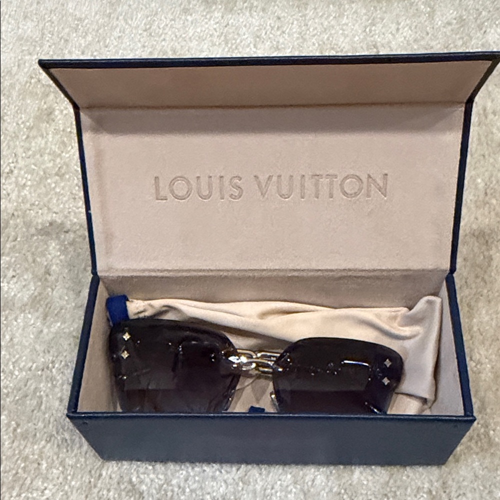 Louis Vuitton Rimless Purple Gradient Women's Sunglasses with Gold Bridge - Picture 4 of 4